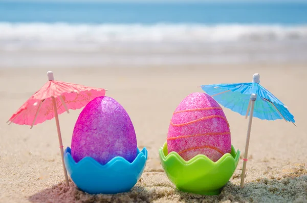 Ovos de Páscoa na praia — Fotografia de Stock