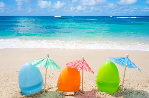 Uova di Pasqua sulla spiaggia — Foto Stock