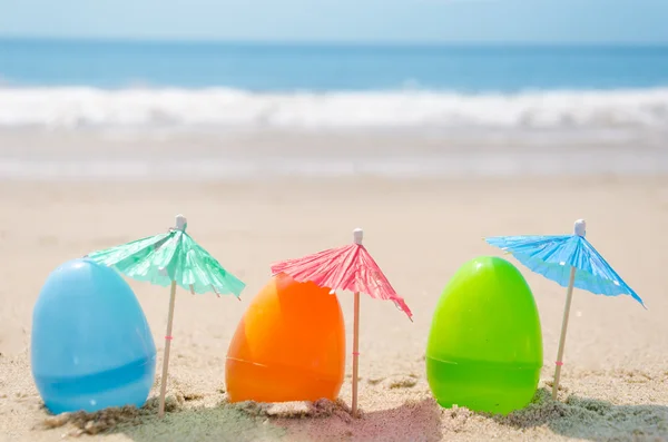 Ovos de Páscoa na praia — Fotografia de Stock