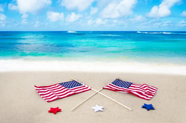 Banderas americanas en la playa — Foto de Stock