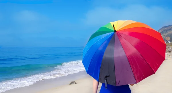 Gökkuşağı şemsiye ile kız — Stok fotoğraf