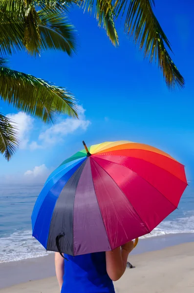 Ragazza con ombrello arcobaleno — Foto Stock