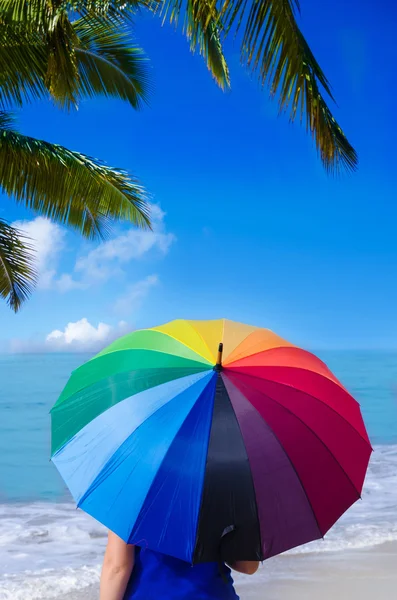 Menina com guarda-chuva arco-íris — Fotografia de Stock