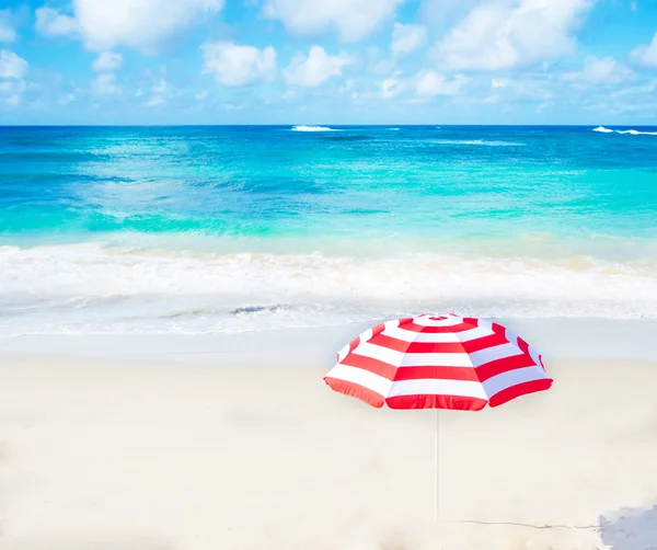 Пляжна парасолька біля океану — стокове фото