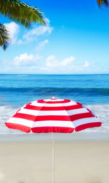 Guarda-chuva de praia junto ao oceano — Fotografia de Stock