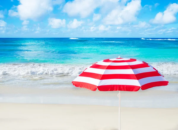 Sombrilla de playa junto al océano — Foto de Stock