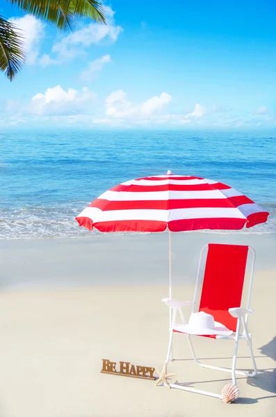 Parasolem i krzesła przez ocean — Zdjęcie stockowe