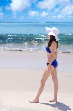 okyanus beyaz şapkalı kız