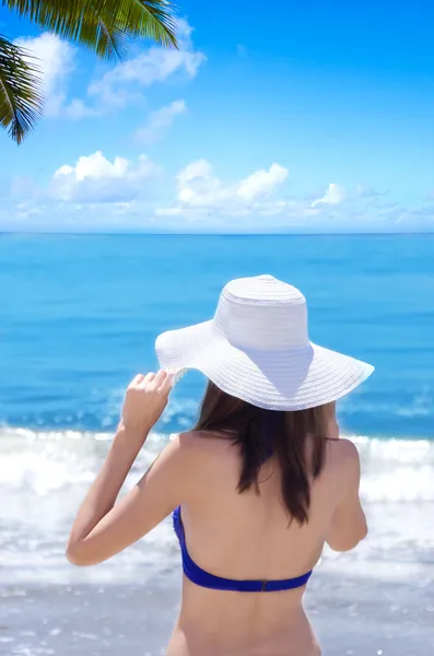 Dívka v bílém klobouku s oceánem — Stock fotografie