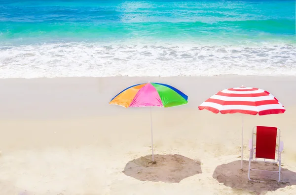 Sombrilla de playa y silla por el océano —  Fotos de Stock