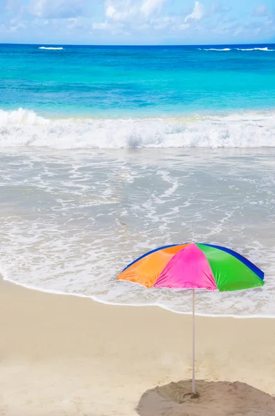 Beach umbrella by the ocean — Stock Photo, Image