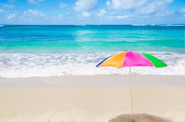 Sombrilla de playa junto al océano — Foto de Stock