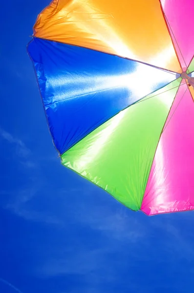 Strand paraplu van achtergrond — Stockfoto