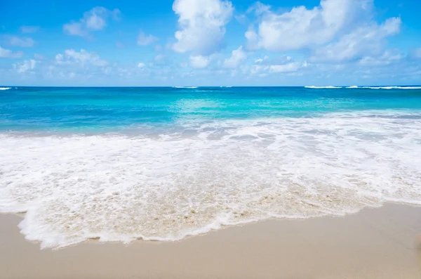 Welle am Sandstrand — Stockfoto