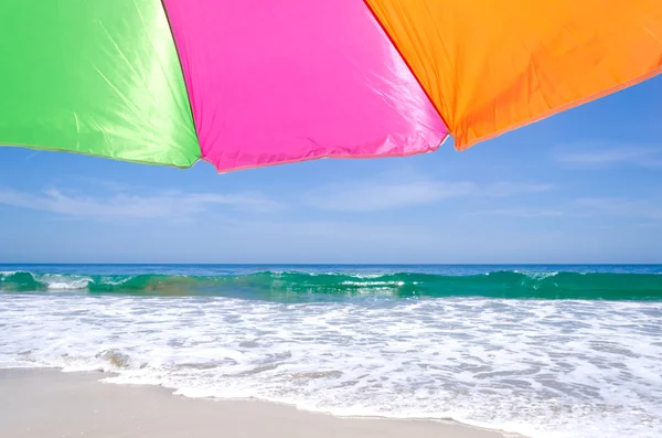 Beach umbrella by the ocean — Stock Photo, Image