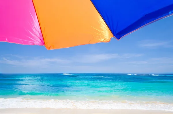 Beach umbrella by the ocean — Stock Photo, Image