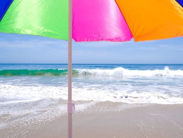 Sombrilla de playa junto al océano —  Fotos de Stock