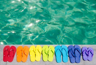 havuz kenarında renk flip flop