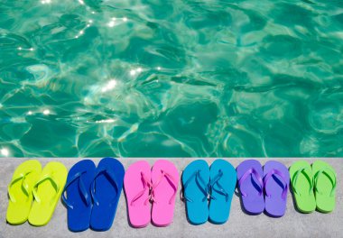 havuz kenarında renk flip flop