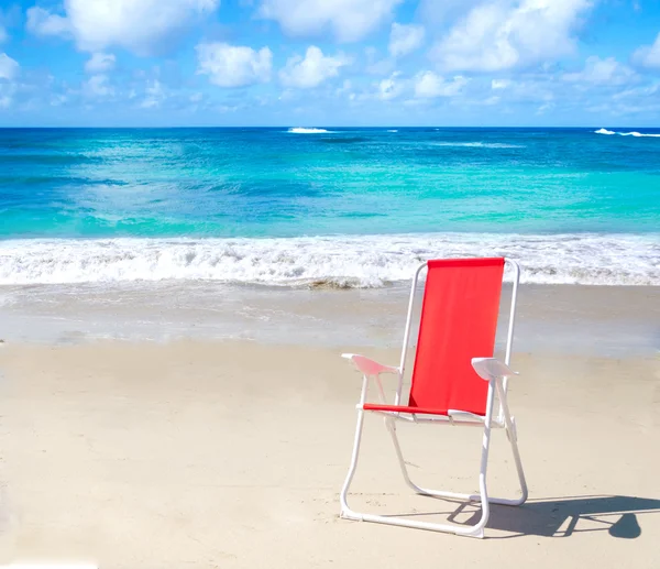 Beach chair by the ocean — Stock Photo, Image