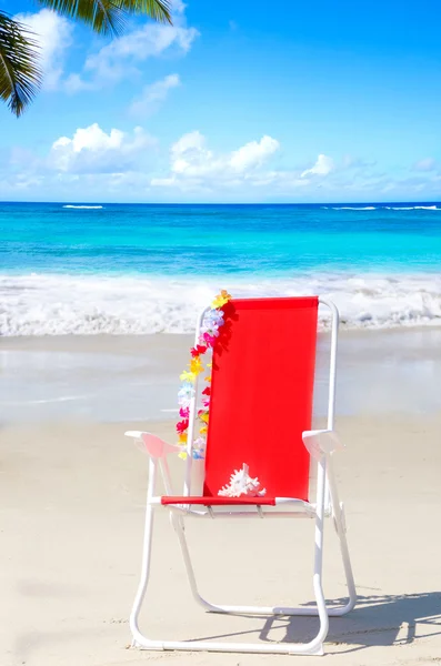 Chaise de plage au bord de l'océan — Photo