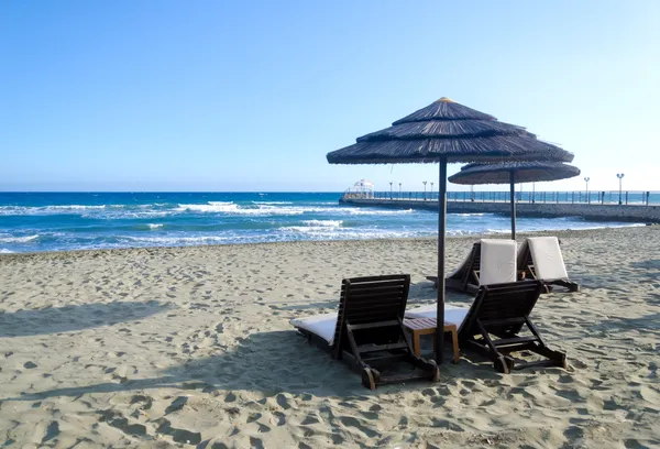 Wicker umbrella on the beach — Stock Photo, Image