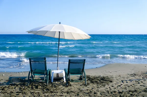 Белый пляжный зонтик и стулья — стоковое фото