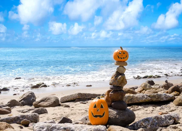 Halloween pompoenen op het strand — Stockfoto