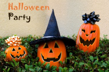 Halloween pumpkins bir çimenlerin üzerinde