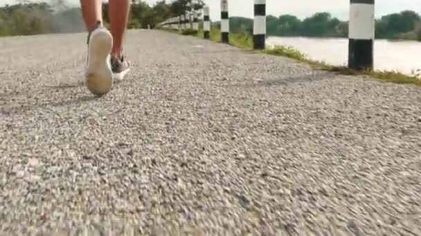 Έφηβοι Δρομείς Τρέχουν Στους Δρόμους Της Λίμνης Στην Προπόνηση Ηλιοβασιλέματος — Αρχείο Βίντεο