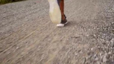 Genç çocuklar sabah maraton ve fitness antrenmanı için yolda koşuyorlar. Sağlıklı yaşam tarzı kavramı. Sporcu dışarıda egzersiz yapıyor. Bacaklarını kapat..
