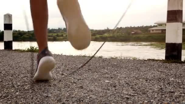 Sporcu Gençler Dışarıda Atlayıp Zıplıyorlar Göl Kenarındaki Patikada Atlama Eğitimi — Stok video