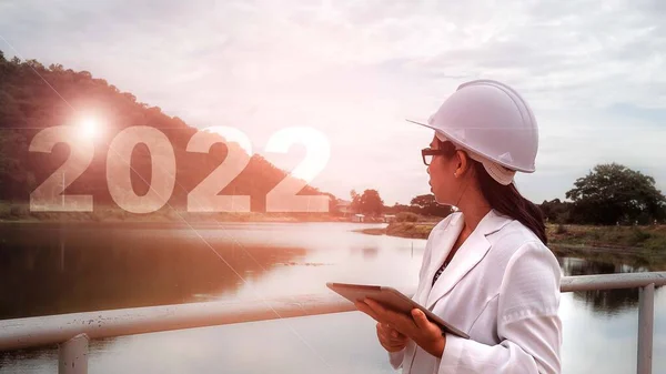 New Year 2022 Concept Female Engineer Holding Digital Tablet Looking — Stock Photo, Image
