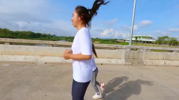 Mãe Feliz Filha Vestindo Roupas Esportivas Estão Correndo Parque Verão — Vídeo de Stock