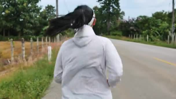 Kvinnliga Löpare Som Springer Vägen Morgonen Utbildning För Maraton Och — Stockvideo