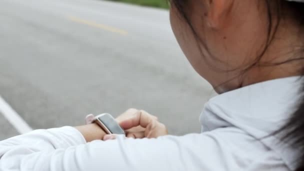 Biegacze Patrzą Monitor Tętna Inteligentnego Zegarka Sportowiec Biegający Świeżym Powietrzu — Wideo stockowe