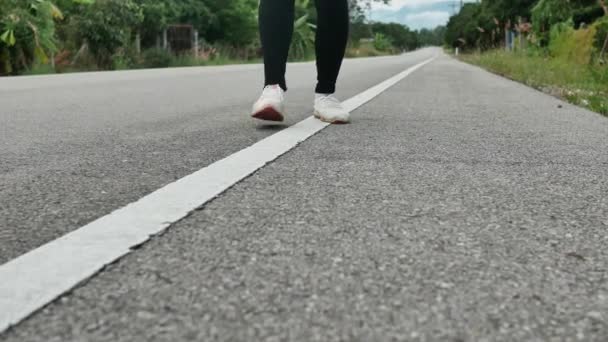 Kadın Koşucu Ayakkabı Bağcıklarını Bağlamayı Sabah Koşuya Çıkarken Maraton Spor — Stok video