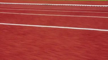 Halka açık stadyumda kırmızı koşu pisti. Spor Geçmişi. Koşarken görünüm.