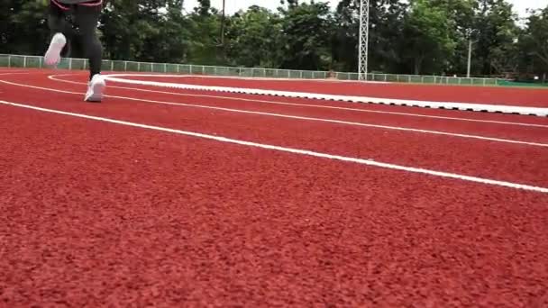 Sportowa Kobieta Stroju Sportowym Biegająca Torze Stadionowym Biegaczka Biegająca Ćwiczenia — Wideo stockowe