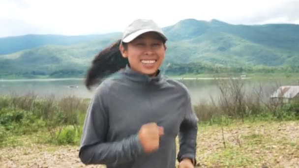 Mulher Atlética Correndo Trilha Florestal Junto Lago Corredor Feminino Correndo — Vídeo de Stock