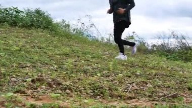 Orman yolunda koşan atletik bir kadın. Sabahları doğada koşan kadın koşucular. Spor Sağlıklı yaşam tarzı konsepti.