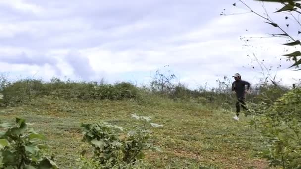 Atletische Vrouw Bospad Vrouwelijke Lopers Rennen Natuur Ochtend Workout Gezond — Stockvideo