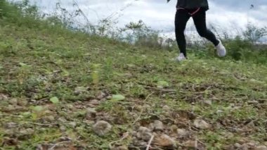 Orman yolunda koşan atletik bir kadın. Sabahları doğada koşan kadın koşucular. Spor Sağlıklı yaşam tarzı konsepti.
