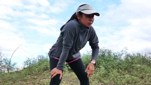 Mulher Atlética Cansada Tendo Descanso Depois Correr Duro Trilha Florestal — Vídeo de Stock