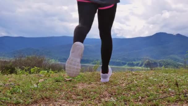 Mulher Atlética Correndo Trilha Florestal Junto Lago Corredor Feminino Correndo — Vídeo de Stock
