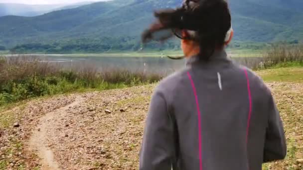 Sportowa Kobieta Biegnie Leśnym Szlakiem Nad Jeziorem Biegaczka Biegająca Rano — Wideo stockowe