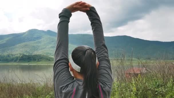 Femme Sportive Échauffant Étirant Les Muscles Sur Sentier Forestier Bord — Video