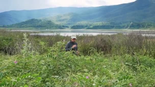 Fatiguée Coureuse Qui Repose Après Avoir Couru Dur Sur Sentier — Video