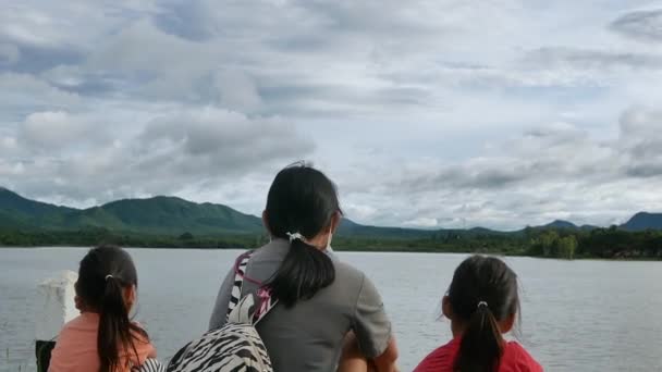 Madre Dos Hijas Pequeñas Mirando Hermosa Vista Junto Lago Atardecer — Vídeo de stock