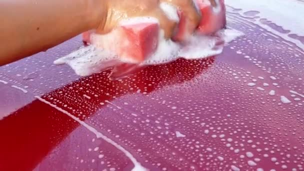 Travailleur Laver Voiture Rouge Avec Une Éponge Sur Lavage Voiture — Video
